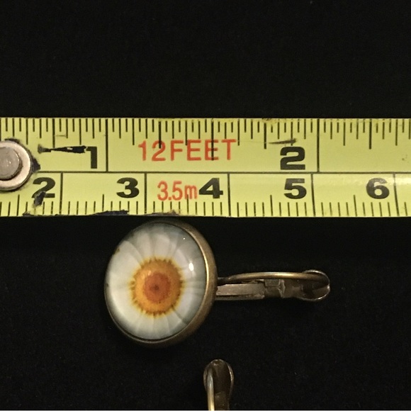 Cute Daisy Flower Earrings - Picture 5 of 6